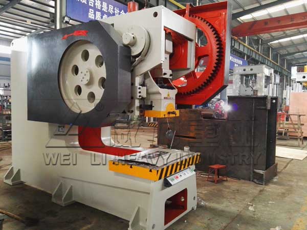 200吨深喉冲床(喉深1500mm)